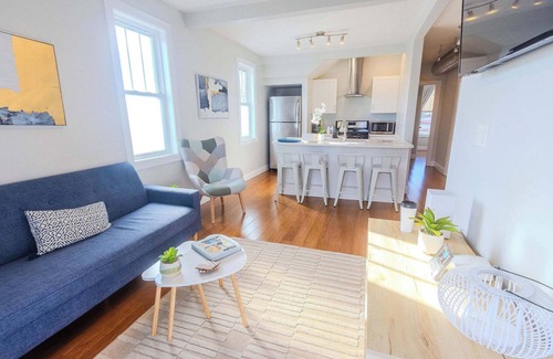 Federal Hill Apartment | Jennifer’s Getaway: Stunning Views & Private Deck