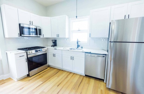 Federal Hill Apartment | Jennifer's Stylish & Modern Broadway Getaway
