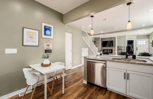 West Columbus House | Jenny's Palace In The Heart of Columbus!