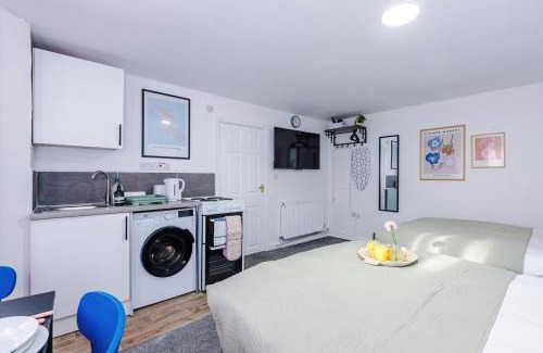 Leamington Spa Apartment | Jephsons Lodge Studio 5 - Free Parking, Prime, WiFi