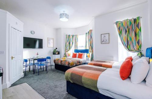 Leamington Spa Apartment | Jephsons Lodge Studio 8 - Free Parking, Netflix, Prime & Disney