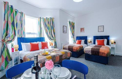 Leamington Spa Apartment | Jephsons Lodge Studio 8 - Free Parking, Netflix, Prime & Disney