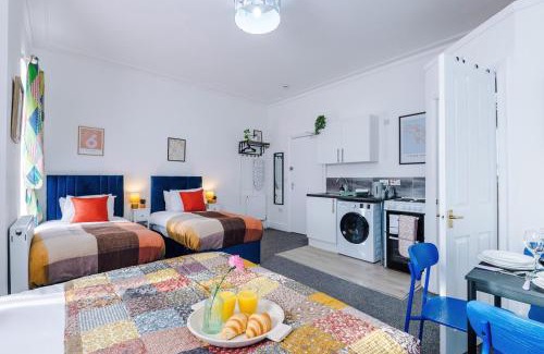 Leamington Spa Apartment | Jephsons Lodge Studio 8 - Free Parking, Netflix, Prime & Disney