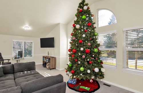 Summit Park House | Jeremy Ranch | Hot Tub | Minutes to Skiing | Located on Nordic Ski Course