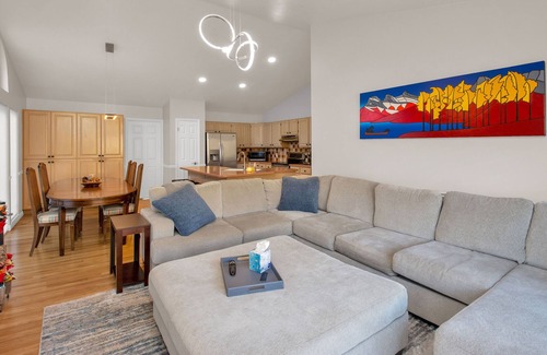 Summit Park House | Jeremy Ranch | Hot Tub | Minutes to Skiing | Located on Nordic Ski Course