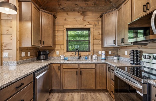 Gatlinburg - Pigeon Forge Cabin | Jerne Ridge 7 Bedroom Cabin by RedAwning