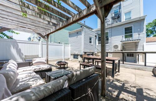 The Heights Apartment | Jersey City Retreat w Private Backyard Bonfire Near NYC
