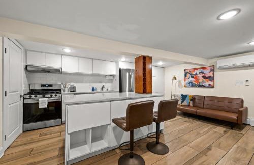 The Heights Apartment | Jersey City Retreat w Private Backyard Bonfire Near NYC