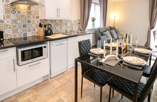 Dronfield House | JESMOND DENE, family friendly, character holiday cottage in Unstone