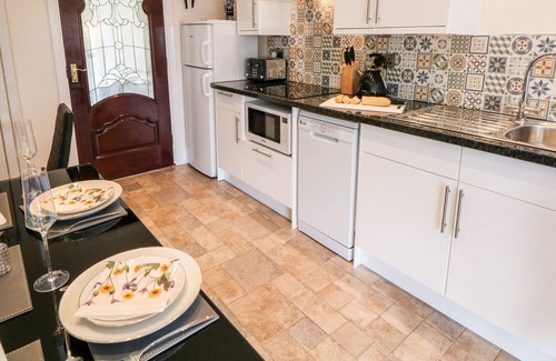 Dronfield House | JESMOND DENE, family friendly, character holiday cottage in Unstone