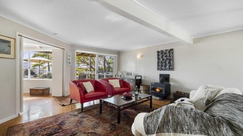 Coffs Harbour House | Jetty Hideaway - Cosy Cottage, Fireplace, Gardens