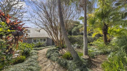 Coffs Harbour House | Jetty Hideaway - Cosy Cottage, Fireplace, Gardens