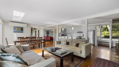 Coffs Harbour House | Jetty Hideaway - Cosy Cottage, Fireplace, Gardens