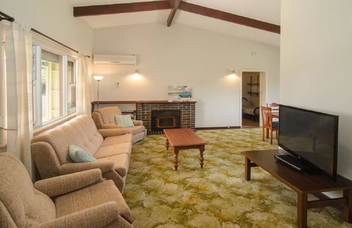 Geographe Cottage | Jetty Jaunt - Family Friendly accommodation walking distance to Busselton Jetty