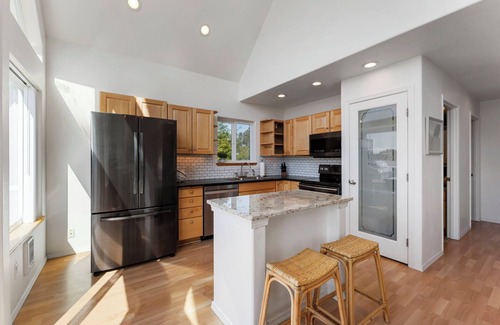 Westport Cottage | Jetty Lighthouse/Hot Tub/Walk to Beach/Sleeps 10/Pets Allowed