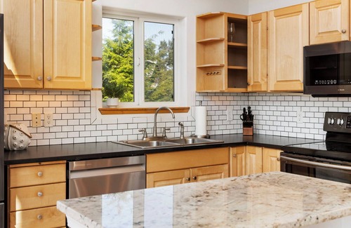 Westport Cottage | Jetty Lighthouse/Hot Tub/Walk to Beach/Sleeps 10/Pets Allowed