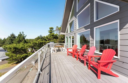 Westport Cottage | Jetty Lighthouse/Hot Tub/Walk to Beach/Sleeps 10/Pets Allowed