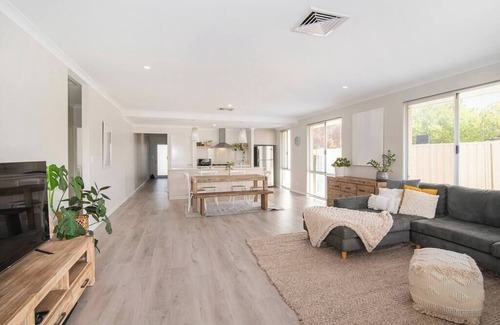 West Busselton House | Jetty Retreat- minutes to town and beach