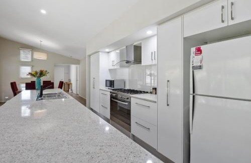Normanville House | Jetty Road Holidays - 33 Jetty Road
