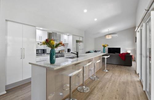 Normanville House | Jetty Road Holidays - 33 Jetty Road