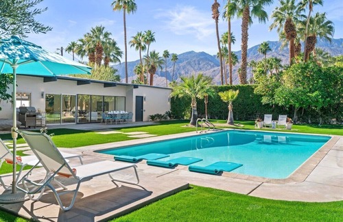 Sunmor House | Jewel of Palm Springs – Private Pool, Hot Tub, Huge Lawn & Mountain Views in Sunmor