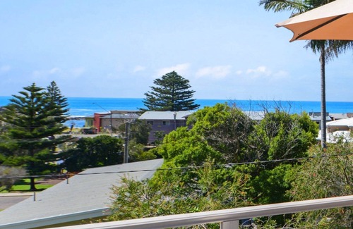 Copacabana House | Jewel on the Glade - 1 Min Walk to the Beach
