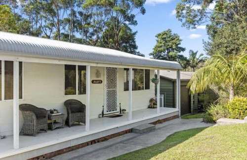 Narrawallee House | Jillby's House - 3 BR home near Narrawallee Beach