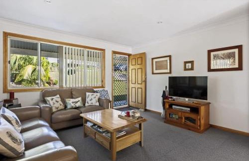 Narrawallee House | Jillby's House - 3 BR home near Narrawallee Beach