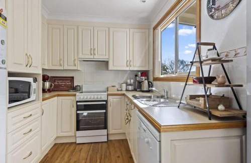 Narrawallee House | Jillby's House - 3 BR home near Narrawallee Beach