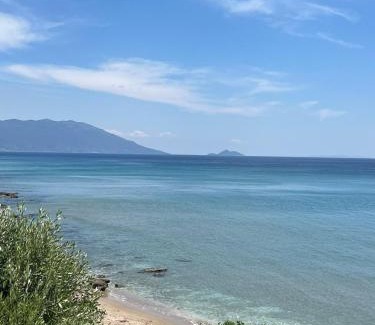 Kampos Marathokampou Apartment | Jimmy Anna Beachfront Apartments Private Beach