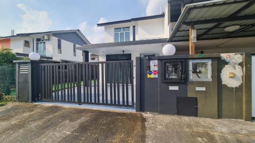 Johor Bahru House | JMKT 549 Homestay Mutiara Rini 8-10 pax