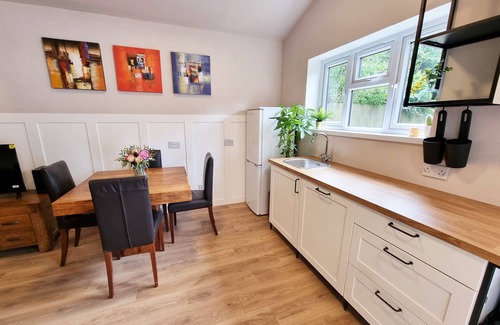 Headington Cottage | John Radcliffe Willow Cottage Free parking, 7 minutes from the heart of the city