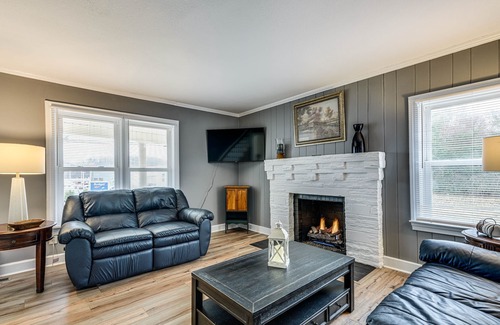 Johnson City House | Johnson City Home: Fireplace, 1 Mi to Boone Lake!