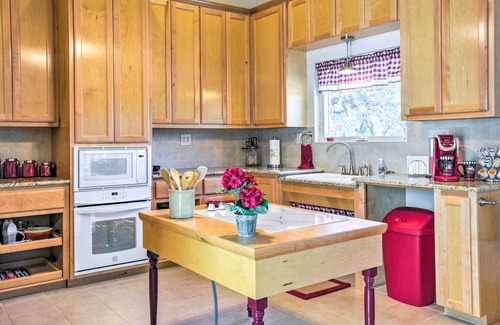 Johnson City House | Johnson City Home w/Hot Tub - Close to Wineries!