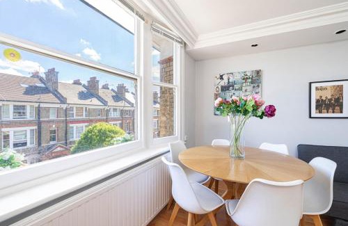 Kilburn Apartment | JOIVY Bright apt in West Hampstead