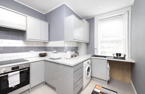 Leith Apartment | JOIVY Charming 1-Bed Ap Near Leith Links W/Patio