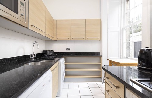 Stockbridge Apartment | JOIVY Chic Flat Near Stockbridge Market W/Patio