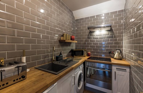 West End House | JOIVY Contemporary Cottage with Parking