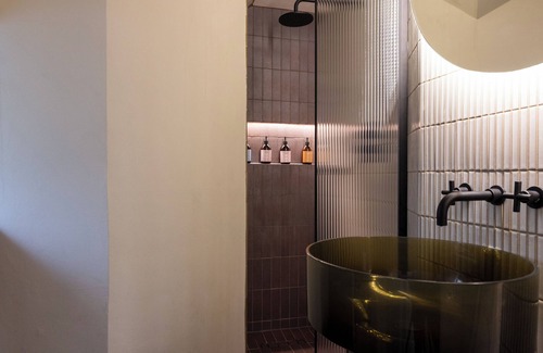 West End House | JOIVY Contemporary Cottage with Parking