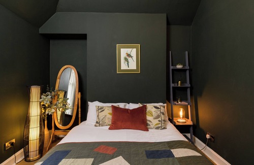 West End House | JOIVY Contemporary Cottage with Parking