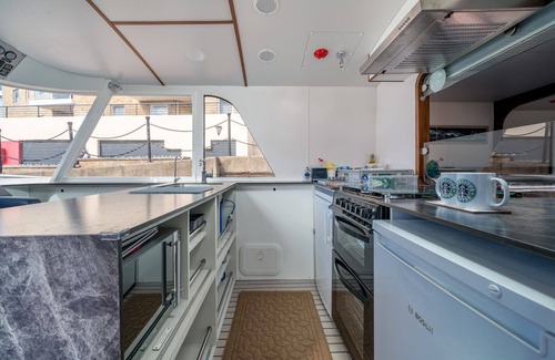 Limehouse Boat Rental | JOIVY delightful House Boat in Limehouse Marina