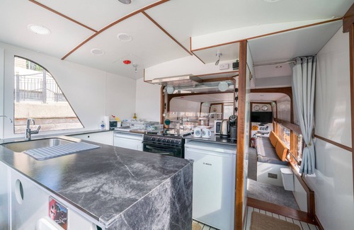 Limehouse Boat Rental | JOIVY delightful House Boat in Limehouse Marina