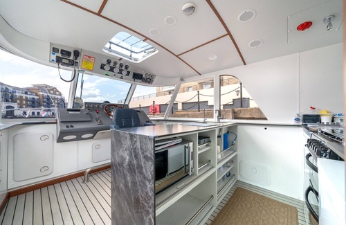 Limehouse Boat Rental | JOIVY delightful House Boat in Limehouse Marina