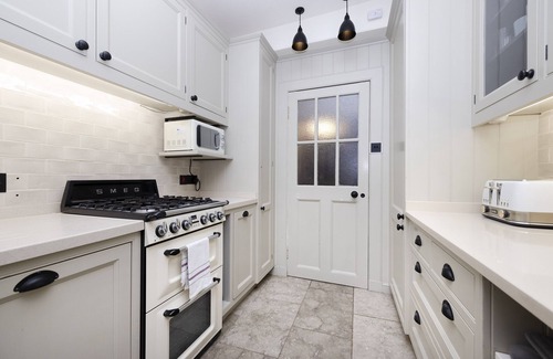 Leith Apartment | JOIVY Eclectic & Design Led 3Br Apt Near Edinburgh Castle