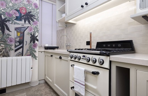 Leith Apartment | JOIVY Eclectic & Design Led 3Br Apt Near Edinburgh Castle