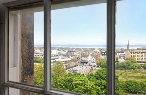 Leith Apartment | JOIVY Eclectic & Design Led 3Br Apt Near Edinburgh Castle