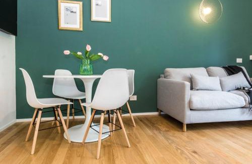 Fiera Apartment | JOIVY Fresh Family Apt for 5 near City Life