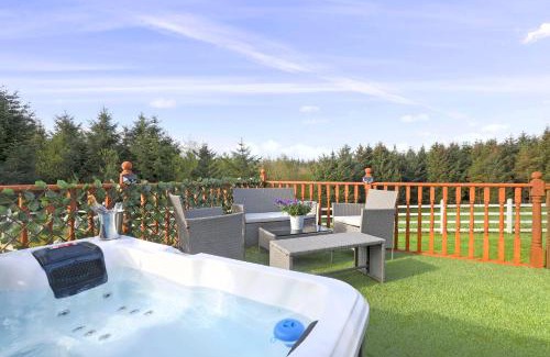 Kelty Apartment | JOIVY Greenknowes Cottage with Hot Tub & Fireplace