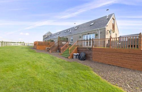 Kelty Apartment | JOIVY Greenknowes Cottage with Hot Tub & Fireplace