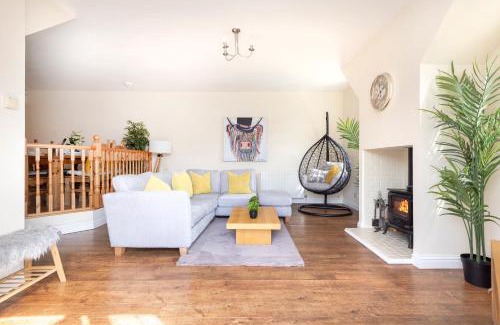 Kelty Apartment | JOIVY Greenknowes Cottage with Hot Tub & Fireplace